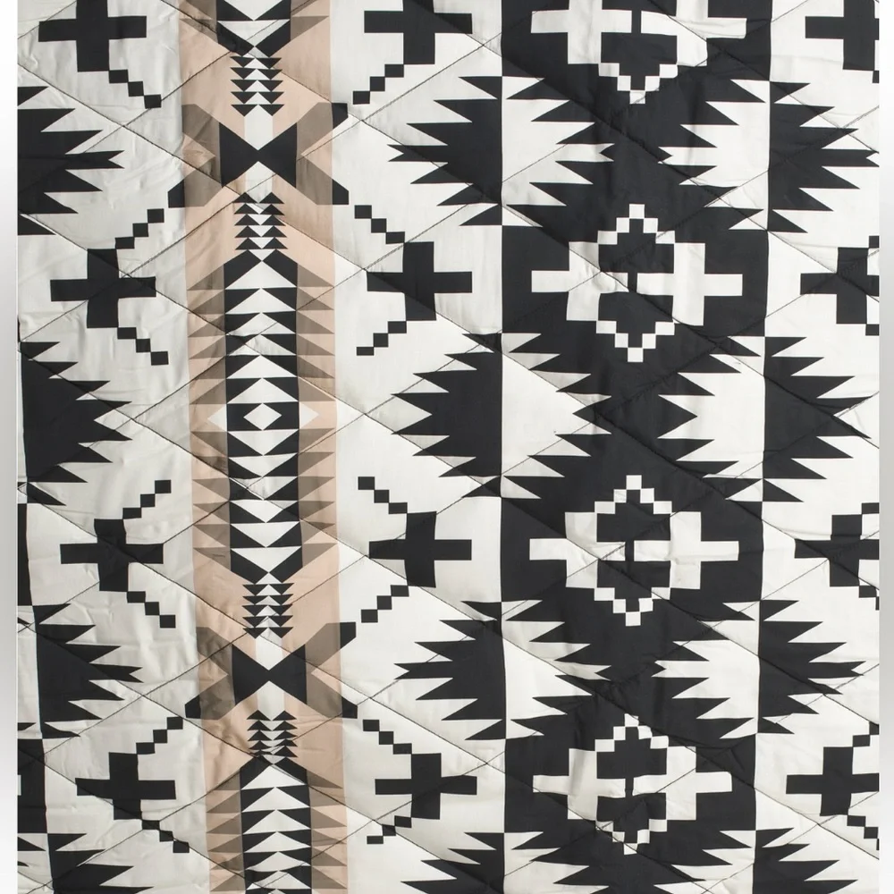 Pendleton Spider Rock Quilted Roll Up Throw 50”x70”